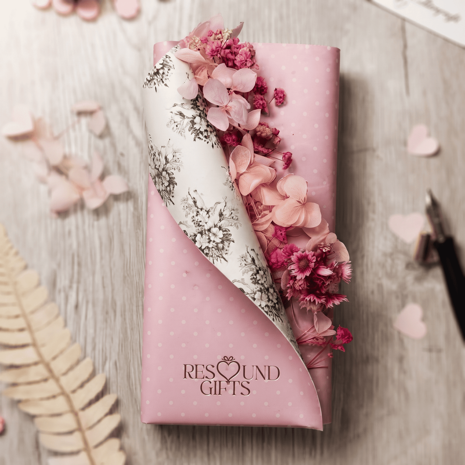 توزيعة فاخرة مغلفة بفويل زهري مع ورد مجفف – Resound Gifts